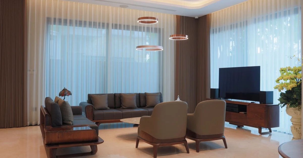 Salon élégant avec mobilier contemporain et éclairage raffiné.