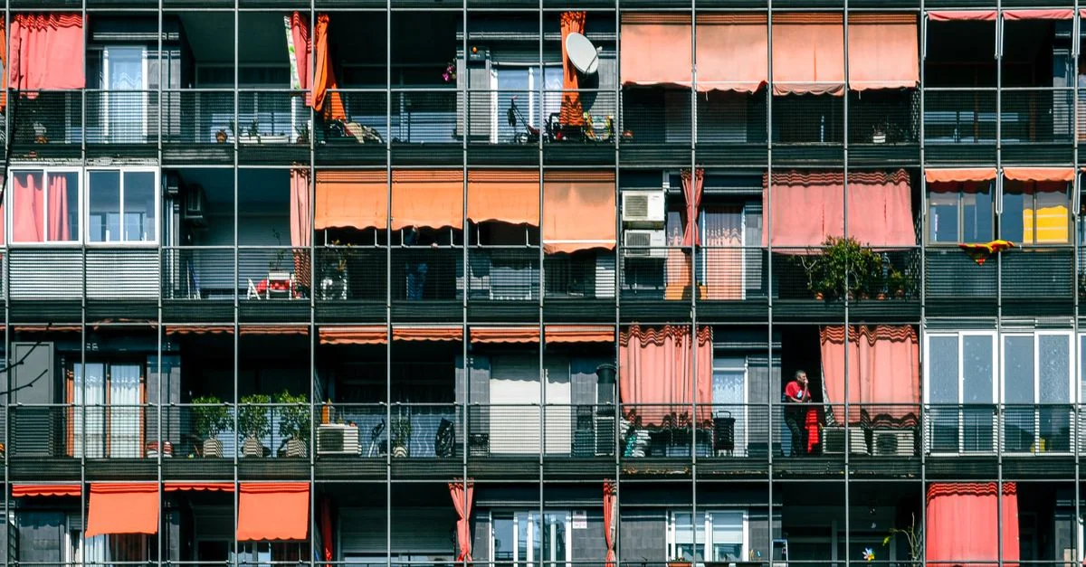 Une façade colorée et dynamique d'appartements modernes à Barcelone, en Espagne.