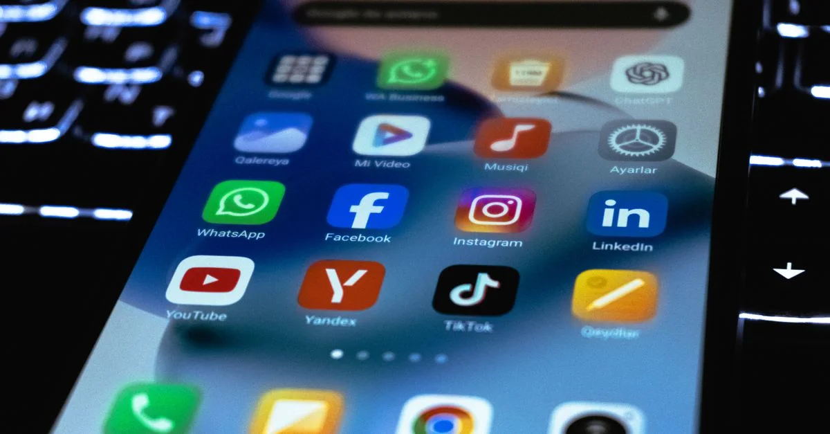 Gros plan sur l'écran d'un smartphone affichant des icônes d'applications populaires de médias sociaux et d'utilitaires.
